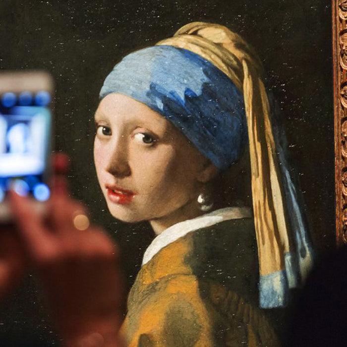 Shop online in our museum shop unique gift sets a memory of Johannes Vermeer's masterpiece "Girl with a Pearl Earring". Worldwide shipping!